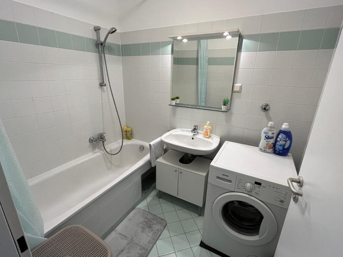 Appartamento Cool Schonbrunn Apt 2Br Vienna Esterno foto